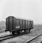 849520 Afbeelding van de gesloten goederenwagen NS 7325 (type S-CHO, serie NS 6061 - 7560) van de N.S. op het terrein ...